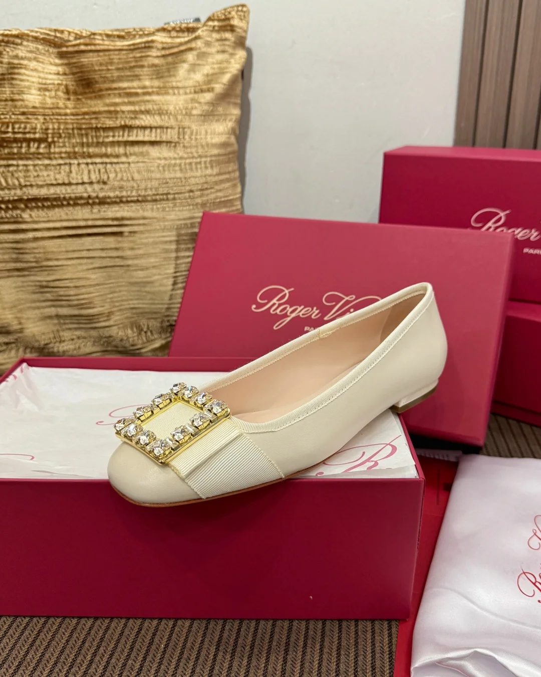 로저비비에 큐빅 버클 클래식 플랫슈즈 상세 이미지 6