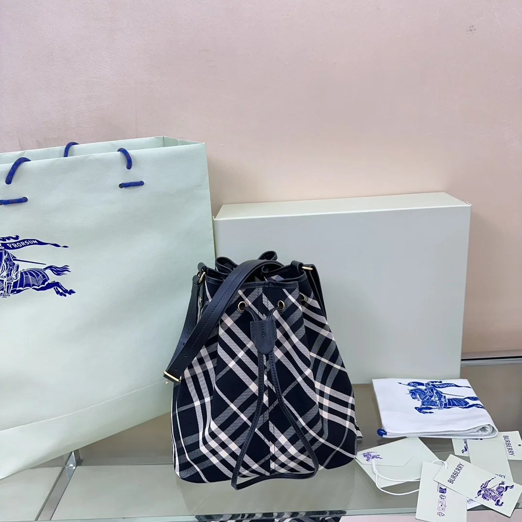 버버리 코튼 트윌 드로스트링 버킷백 상세 이미지 2