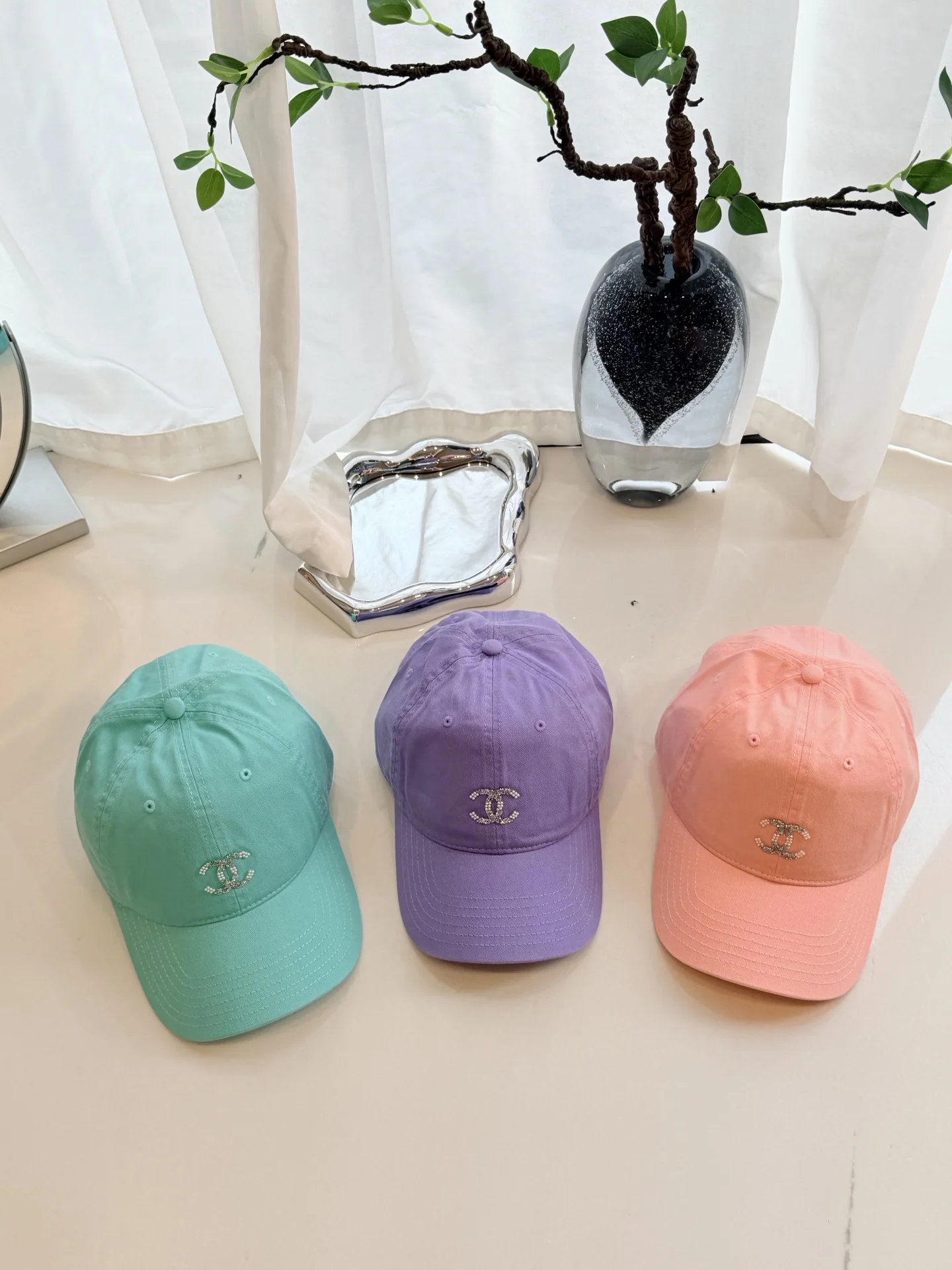샤넬 더블 C 라인스톤 베이스볼 모자 상세 이미지 1