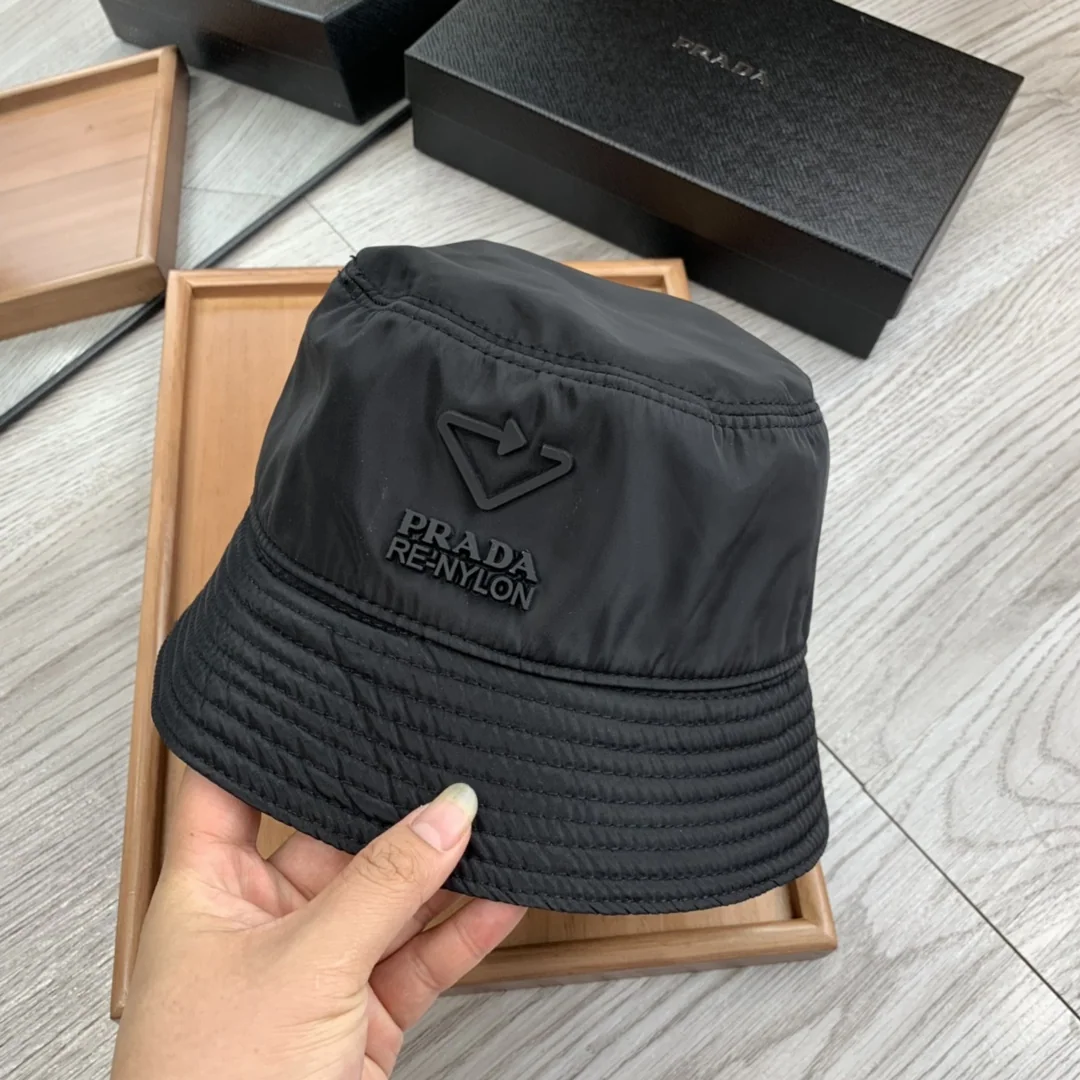 프라다 양면 삼각로고 버킷햇 상세 이미지 4
