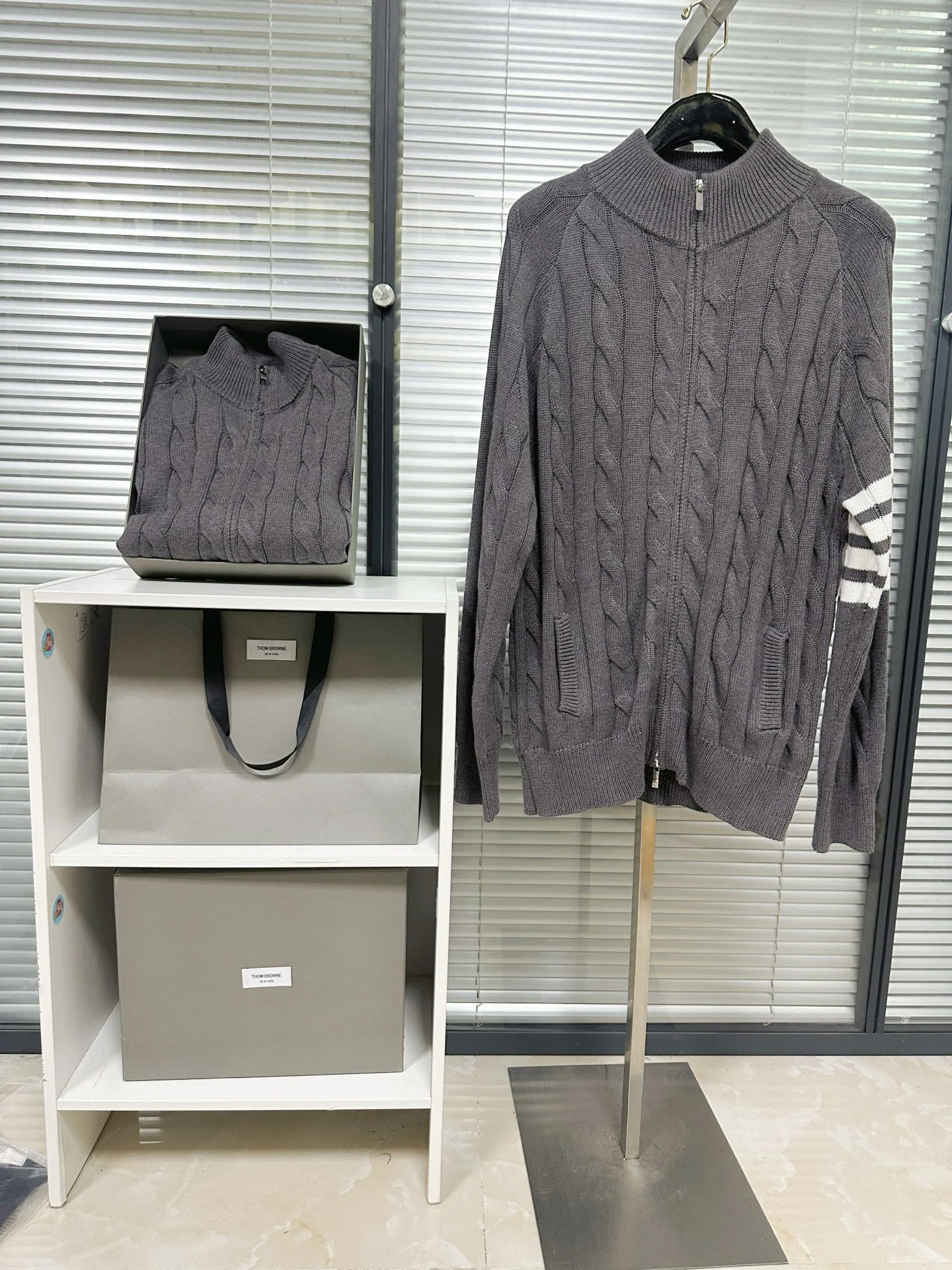 톰브라운 그레이 4 바 스트라이프 모크넥 지퍼 니트 남녀공용 상세 이미지 5