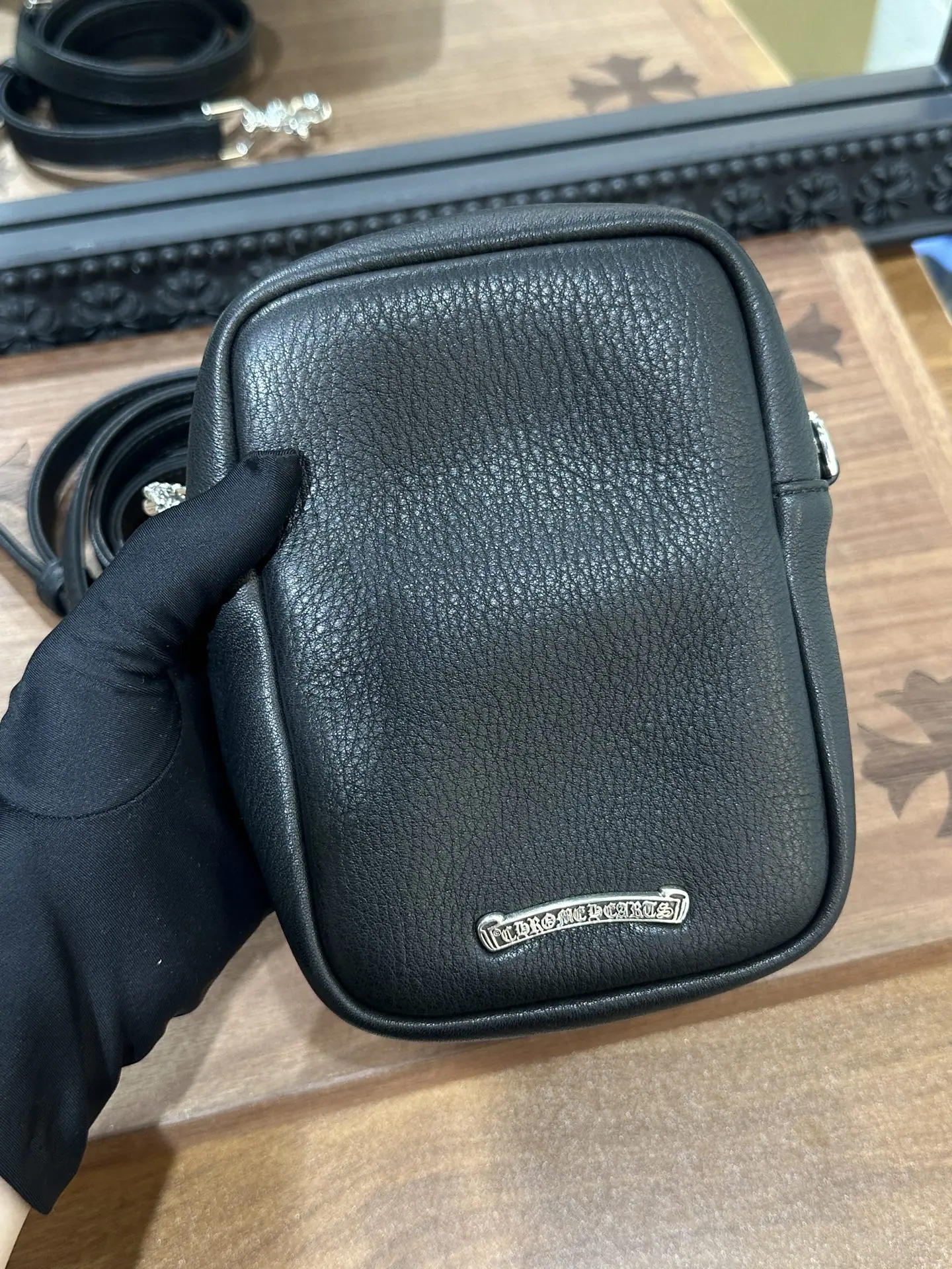 크롬하츠 블랙 가죽 카메라백 상세 이미지 3