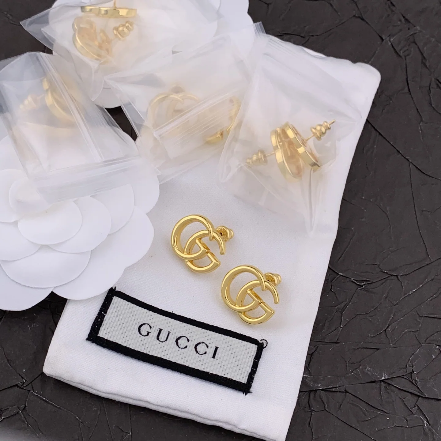구찌 매끄러운 글자 장식 귀걸이 상세 이미지 3