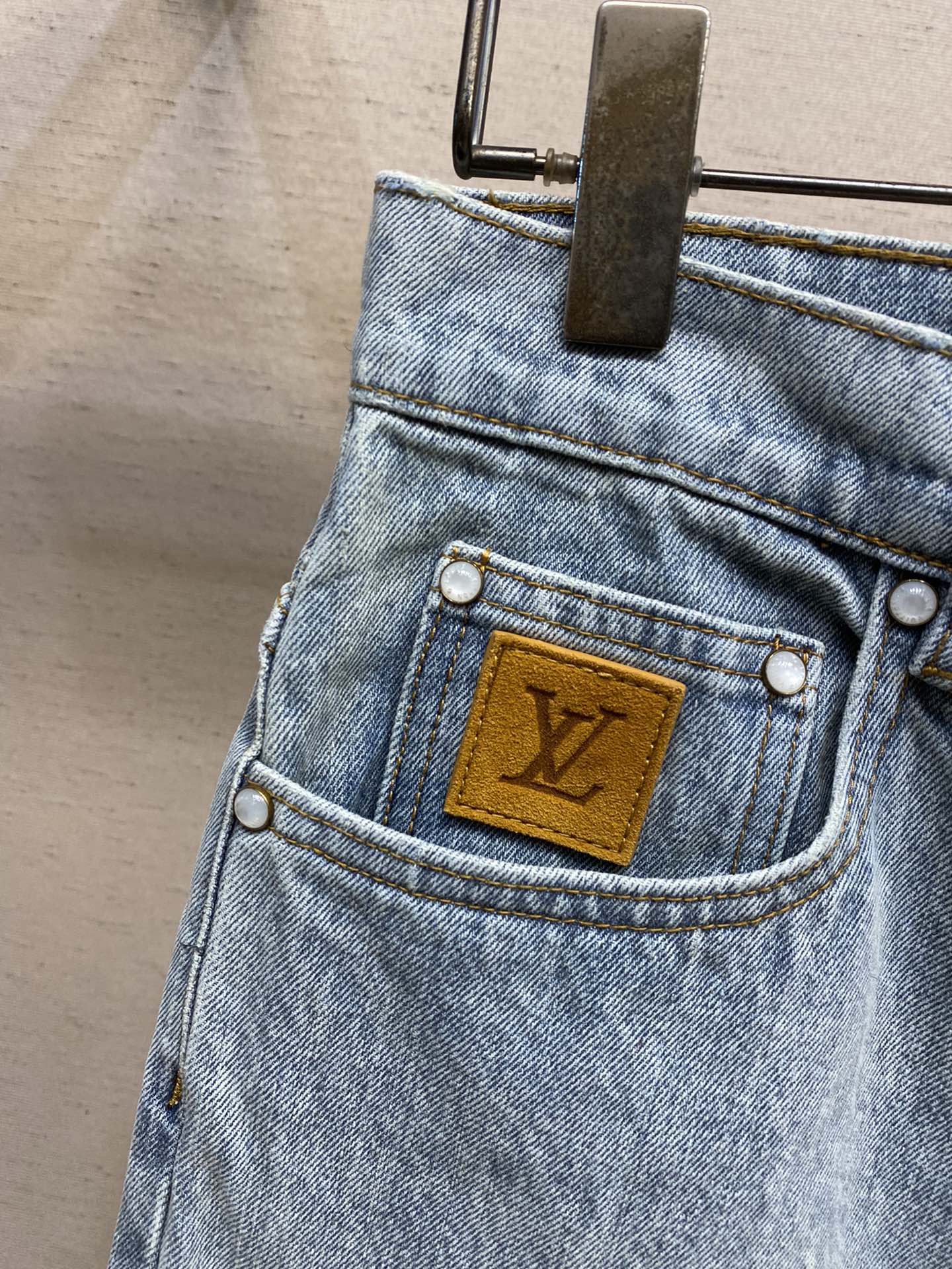 루이비통 LV 로고 자수 와이드 데님 바지 상세 이미지 3