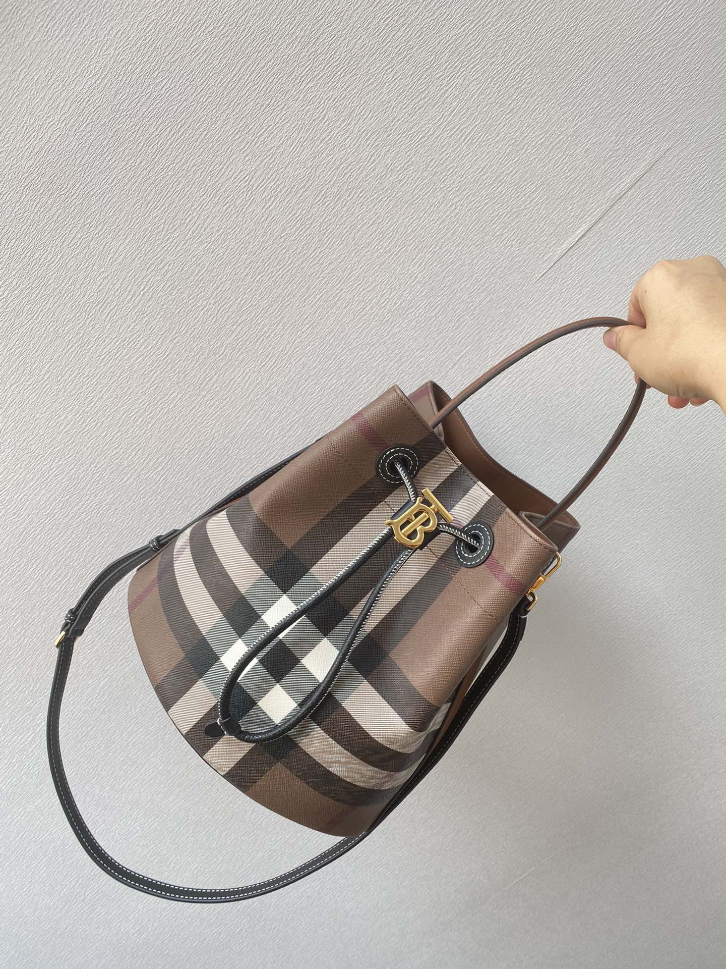 버버리 버치우드 브라운 버킷백 상세 이미지 2