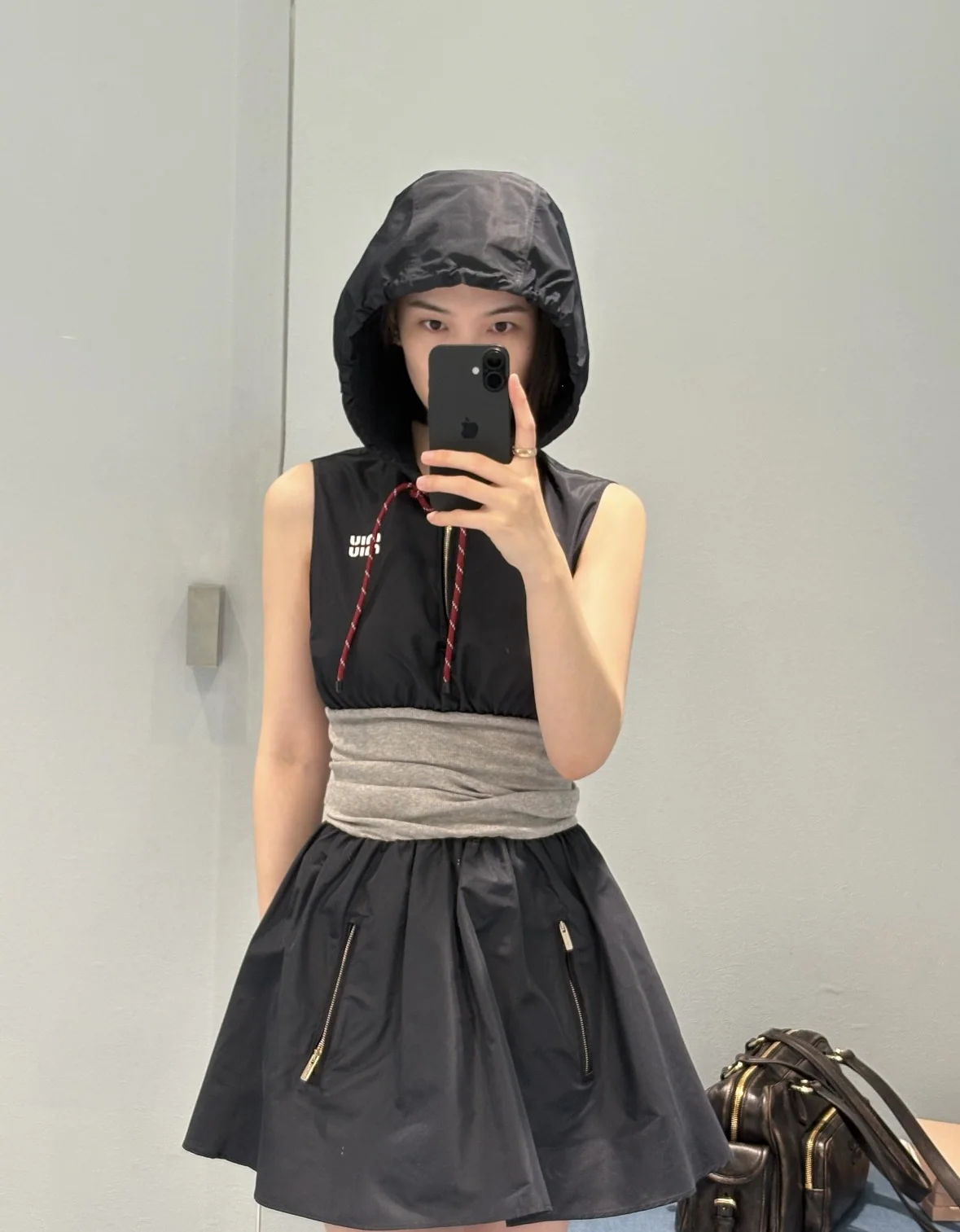 미우미우 노슬리브 후드 하프 집업 원피스 상세 이미지 1