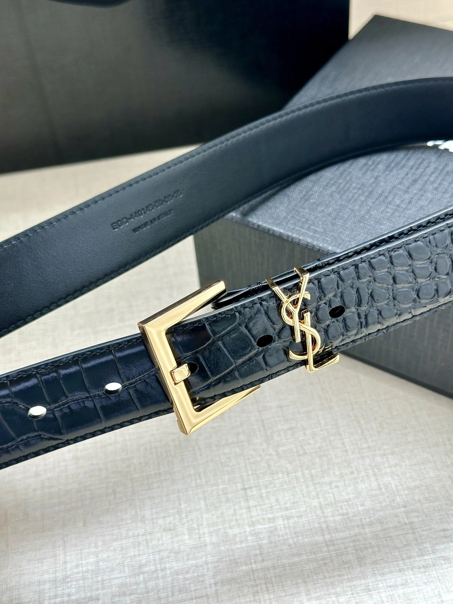 생로랑 YSL 모노그램 악어무늬 가죽 스퀘어 버클 벨트 상세 이미지 2
