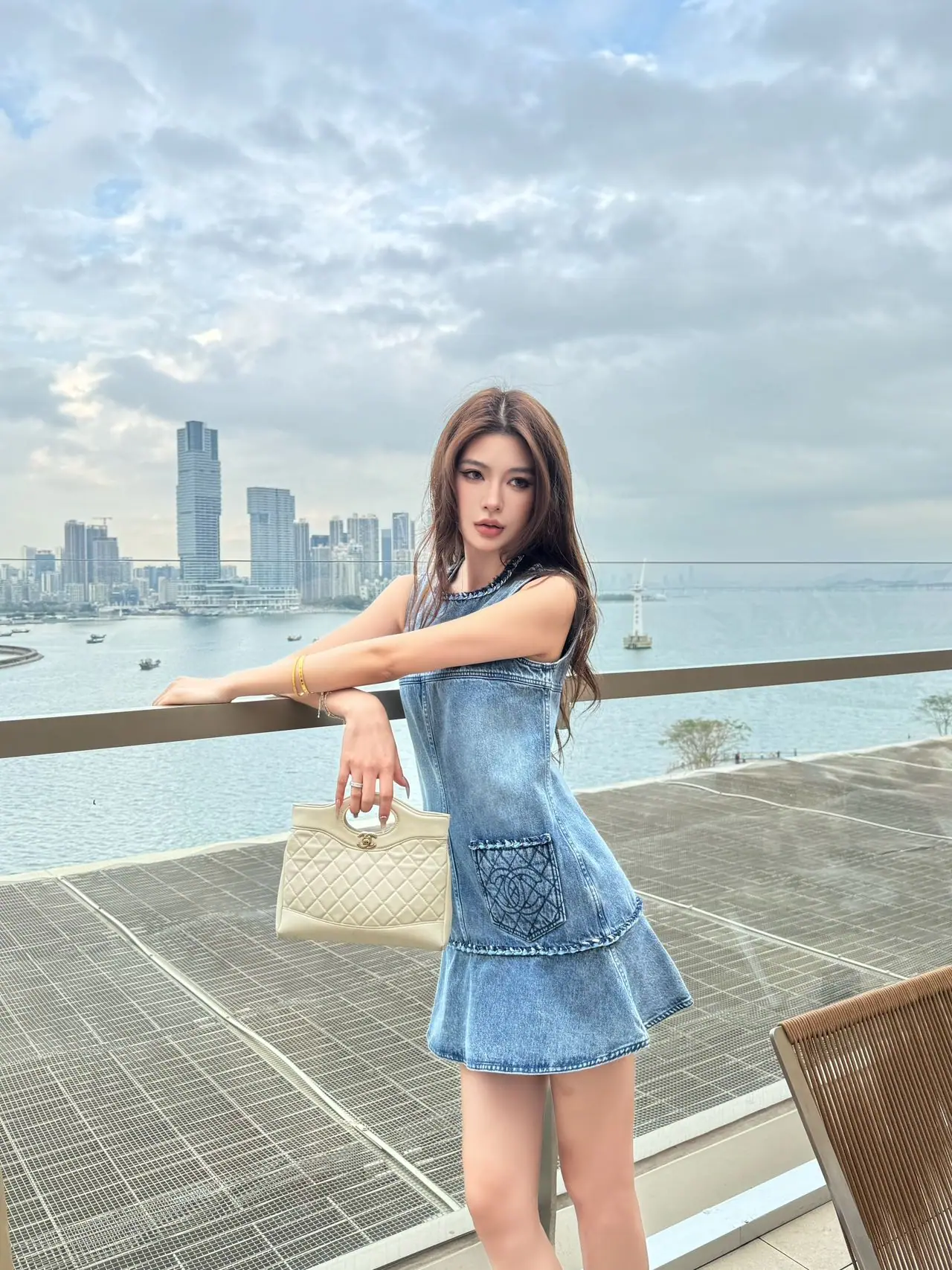 샤넬 더블 C 로고 자수 데님 플리츠 원피스 상세 이미지 3