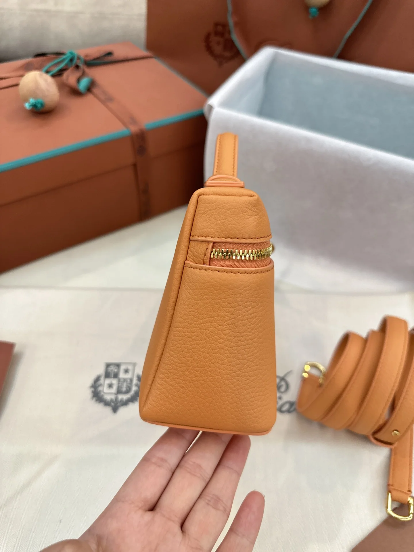 로로피아나 시나몬 오렌지 골드 버클 송아지가죽 핸드백 상세 이미지 5