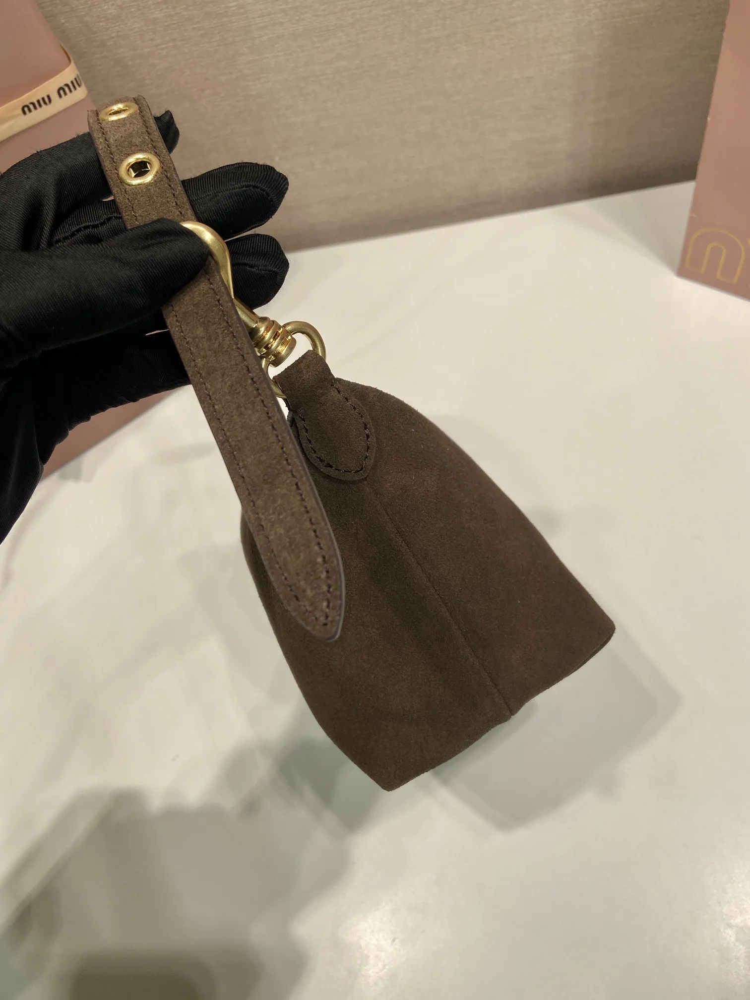 미우미우 스웨이드 언더암 가방 5NE841 상세 이미지 5