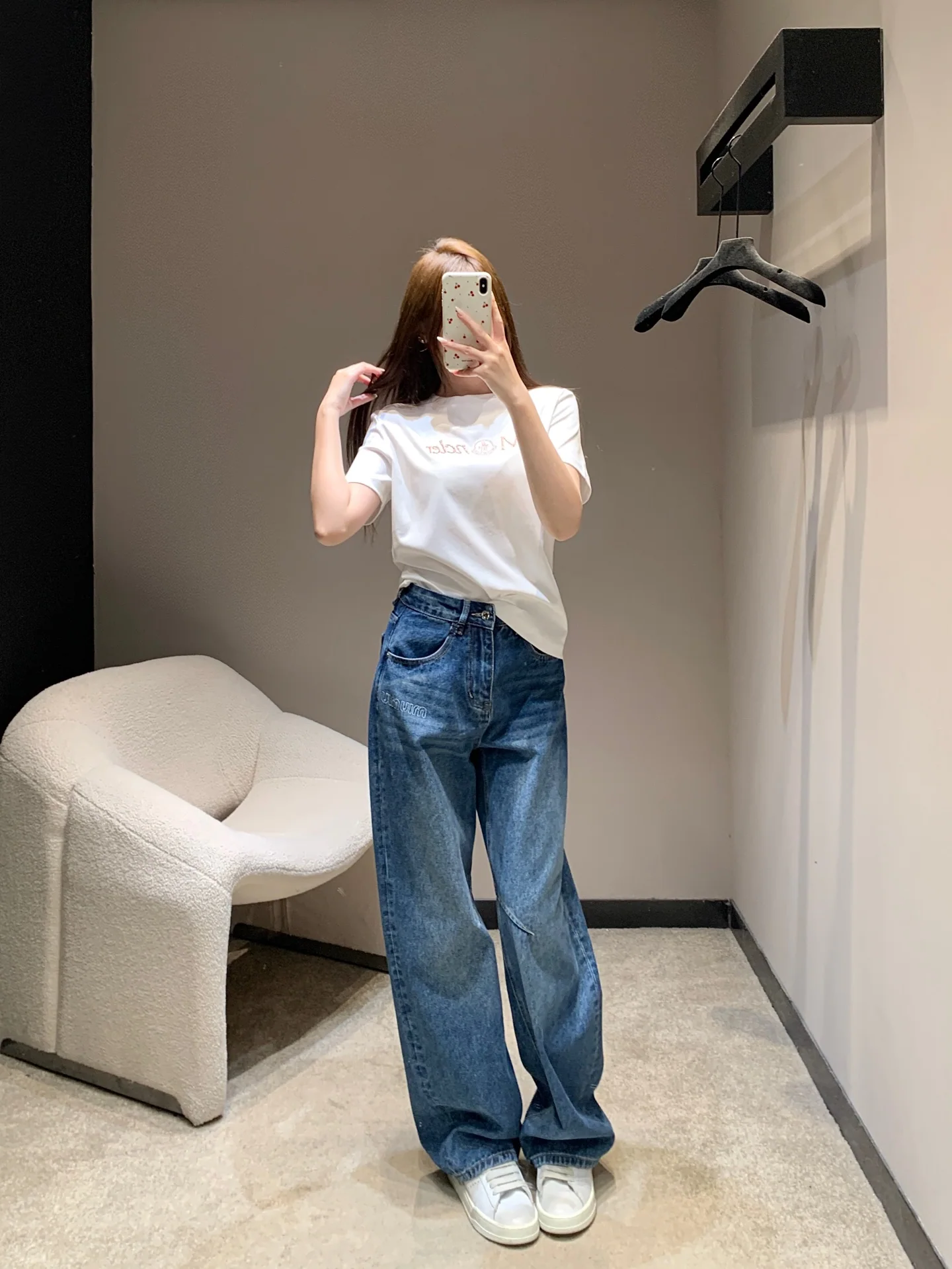 몽클레어 레터 비즈 크루넥 반팔 티셔츠 26 SS 상세 이미지 4