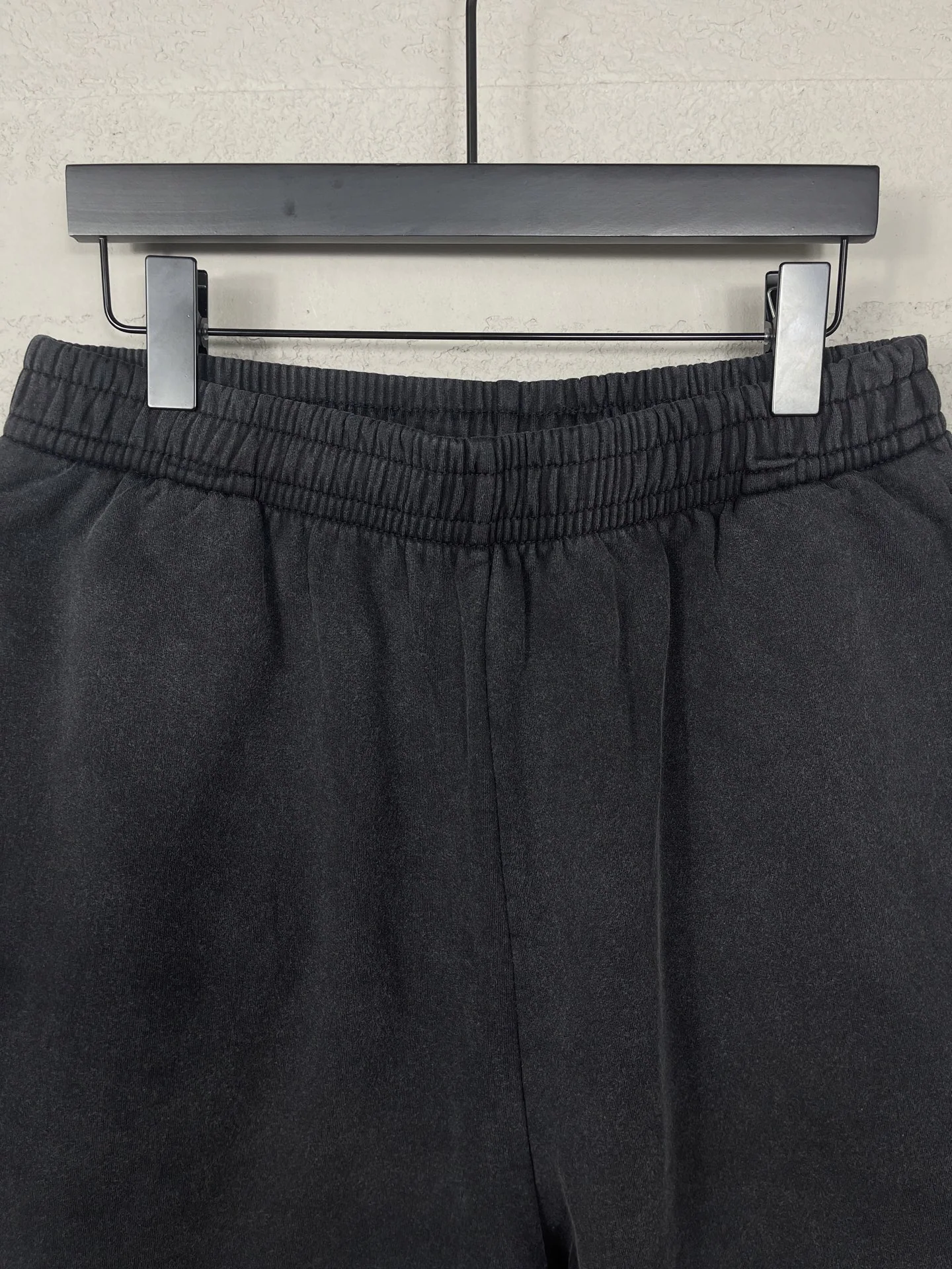 발렌시아가 보리 이삭 자수 데미지 가공 남성 반바지 상세 이미지 9