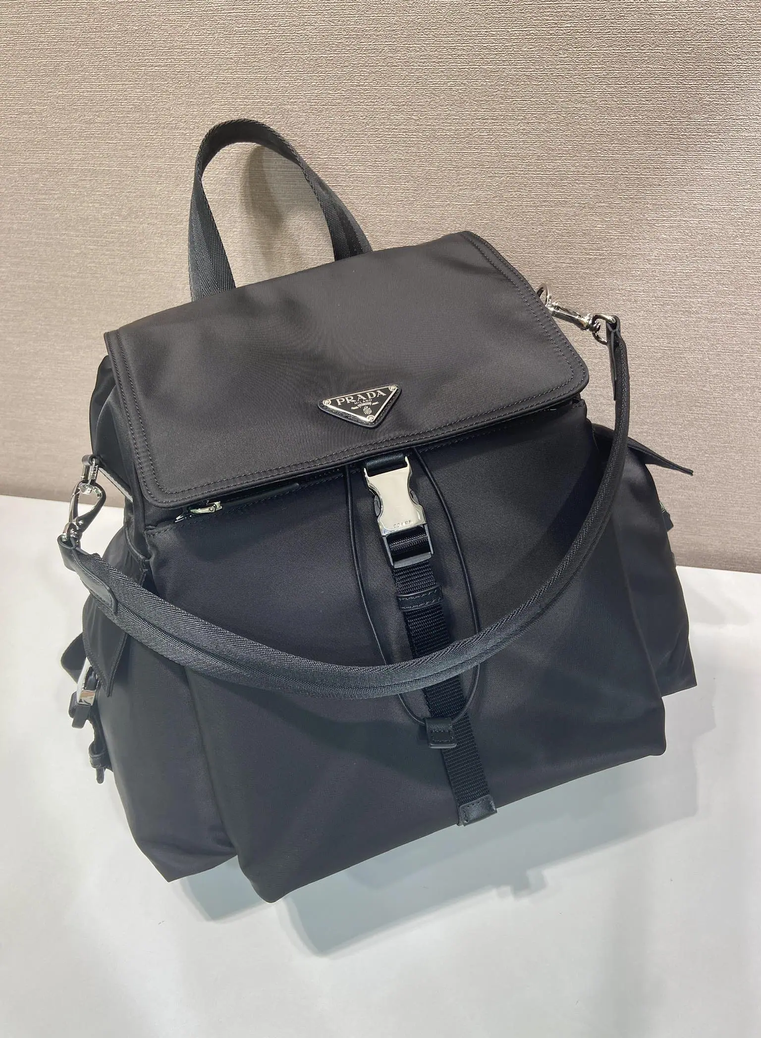 프라다 Explore 멀티포켓 나일론 가방 2VZ118 상세 이미지 3