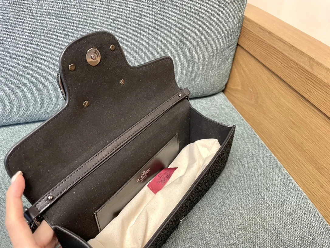 발렌티노 핫픽스 라인스톤 카프스킨 언더암 가방 상세 이미지 6