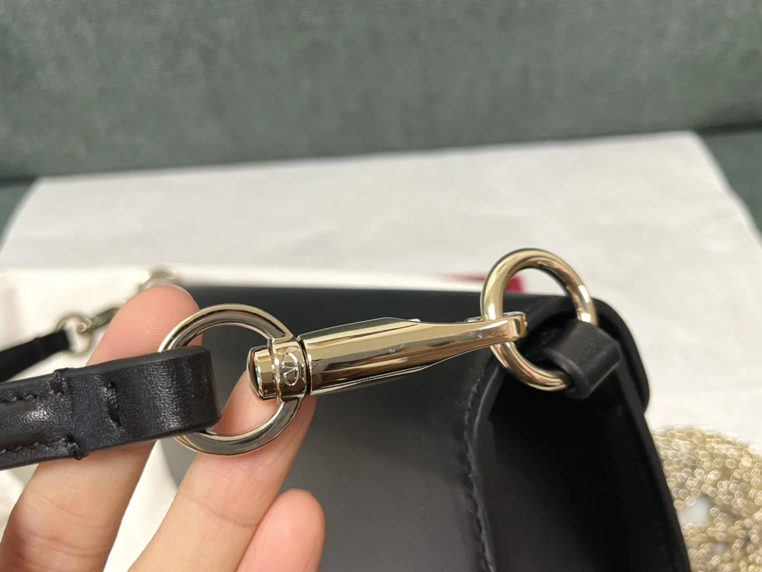 발렌티노 V로고 카프스킨 핸드백 상세 이미지 6