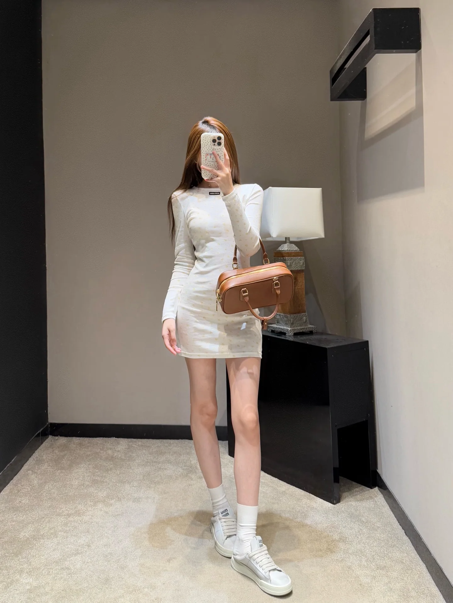 미우미우 레이스 카라 플라워 자수 롱 슬림 티셔츠 원피스 2026 SS 상세 이미지 9