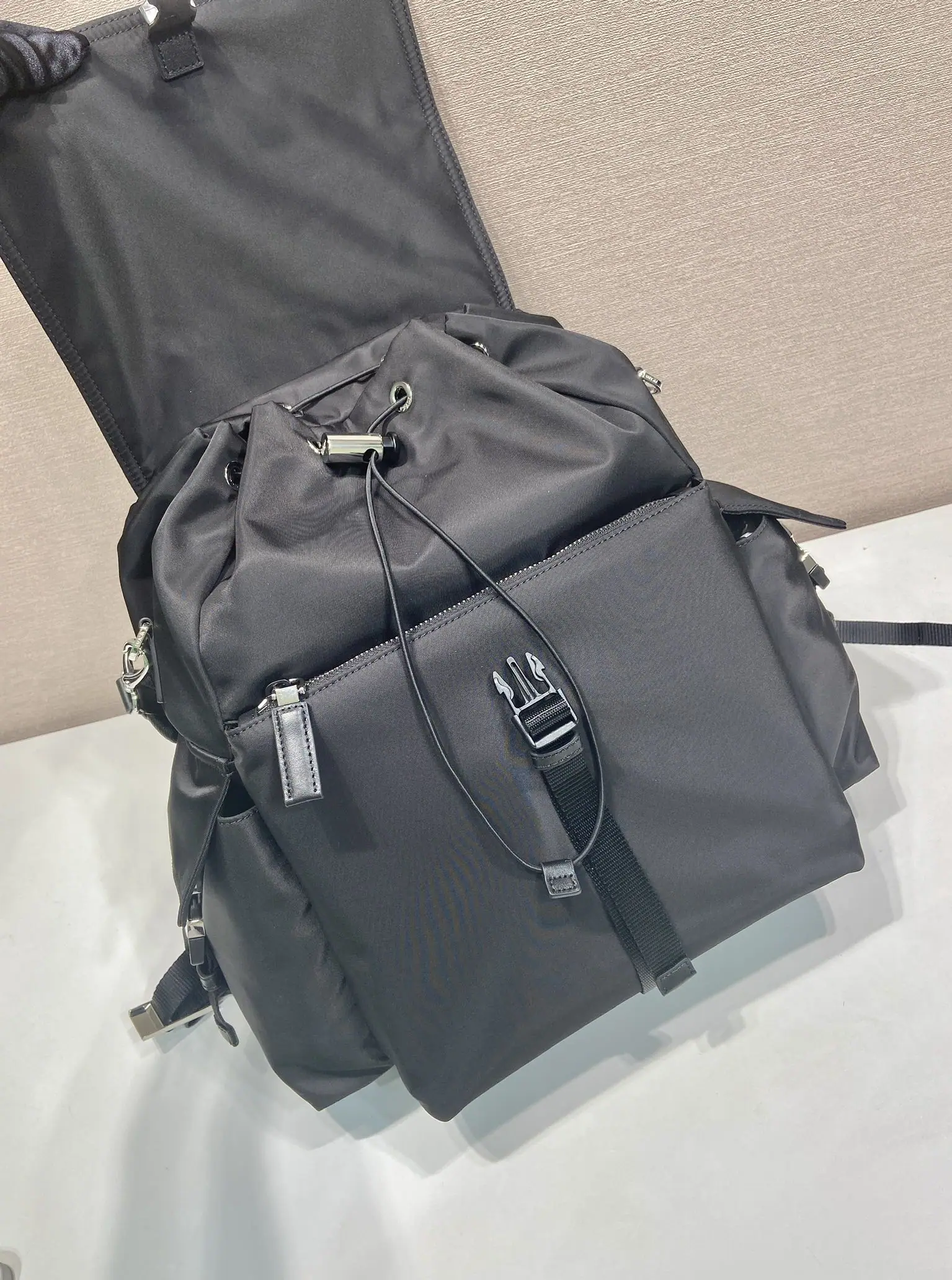 프라다 Explore 멀티포켓 나일론 가방 2VZ118 상세 이미지 7