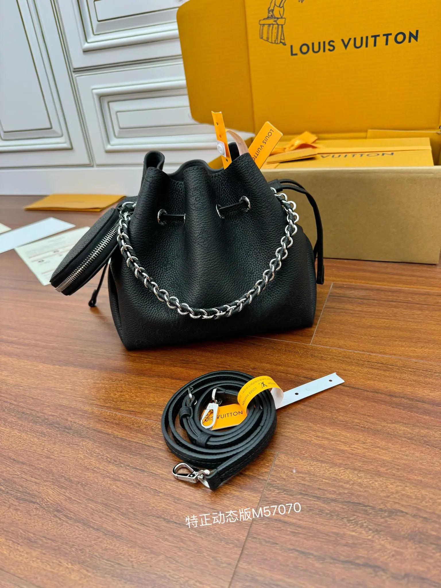 루이비통 M57070 가방 상세 이미지 2