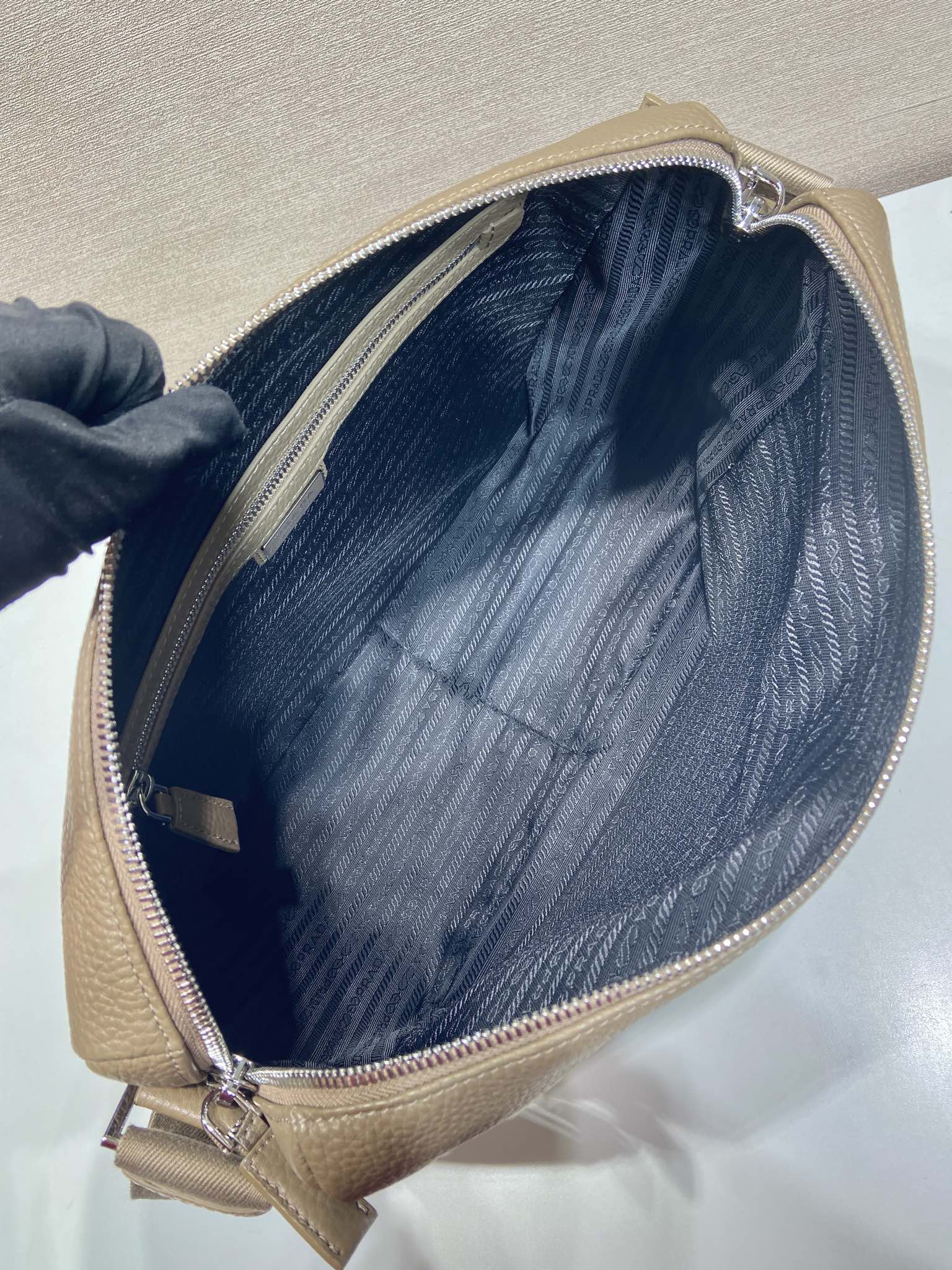 프라다 꼬임 장식 가죽 숄더백 2VH182 상세 이미지 8