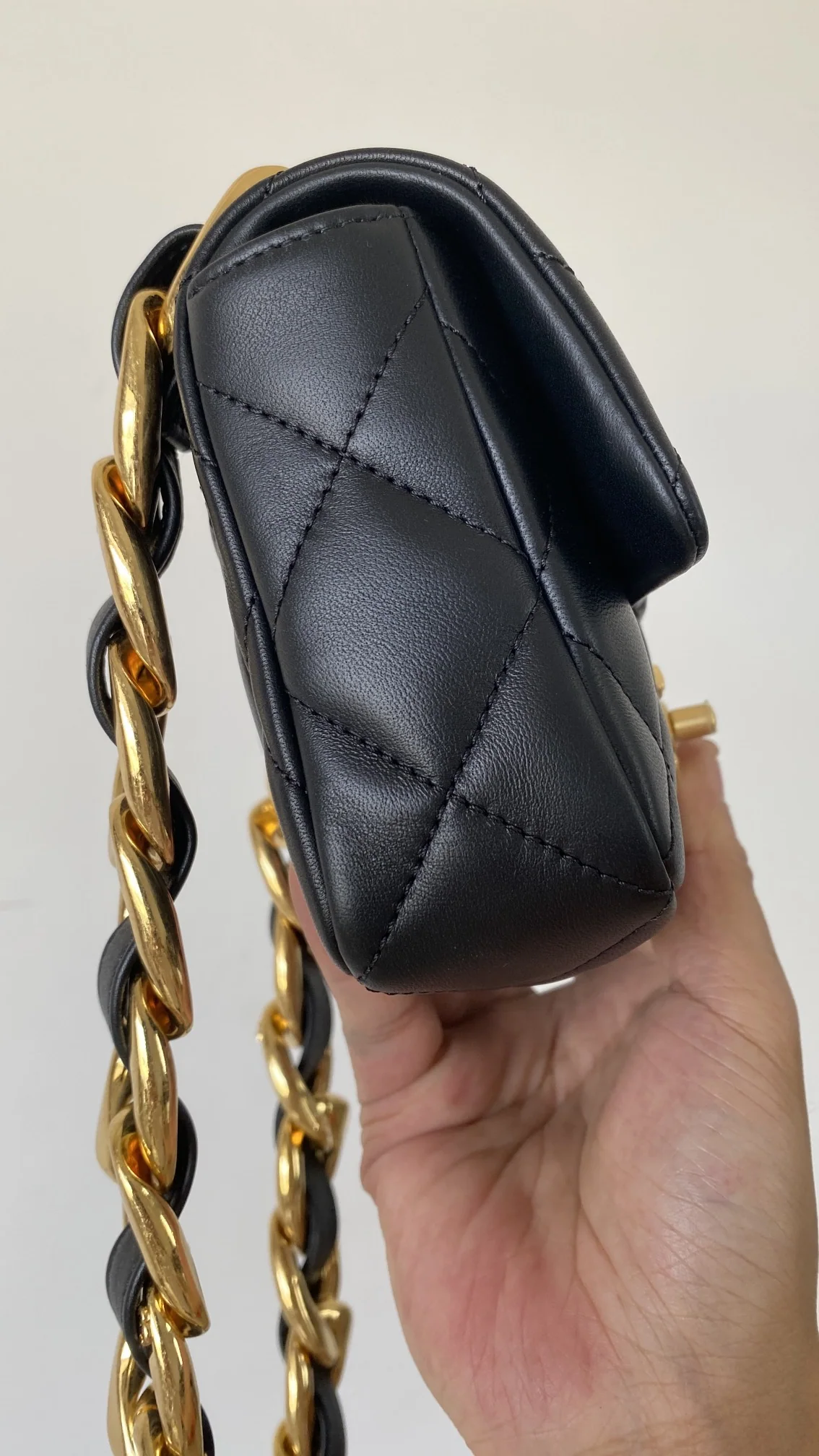 샤넬 청키 체인 미니 숄더백 Lambskin 가방 상세 이미지 8