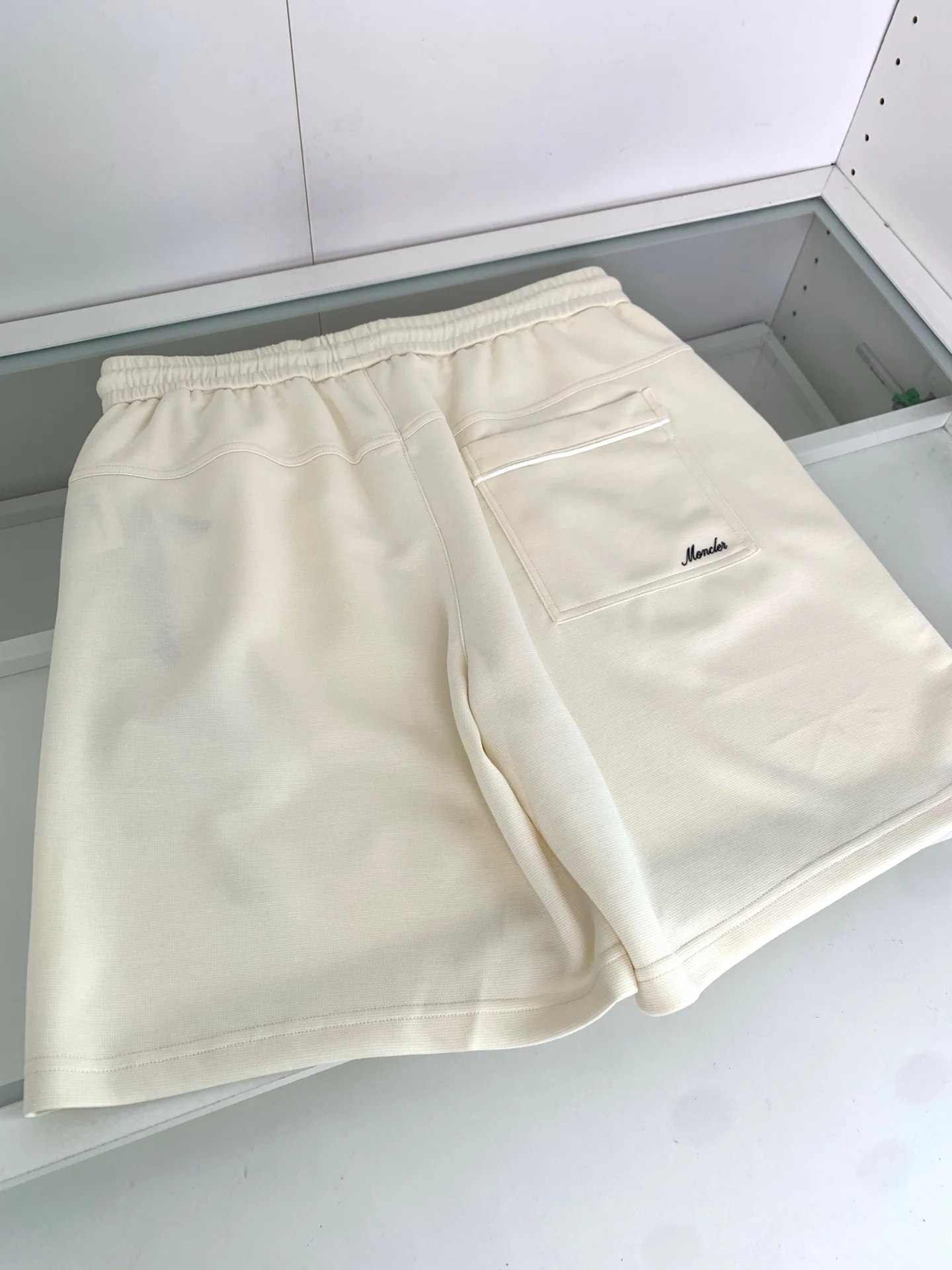 몽클레어 네이비 베이지 캐주얼 남성 반바지 상세 이미지 6