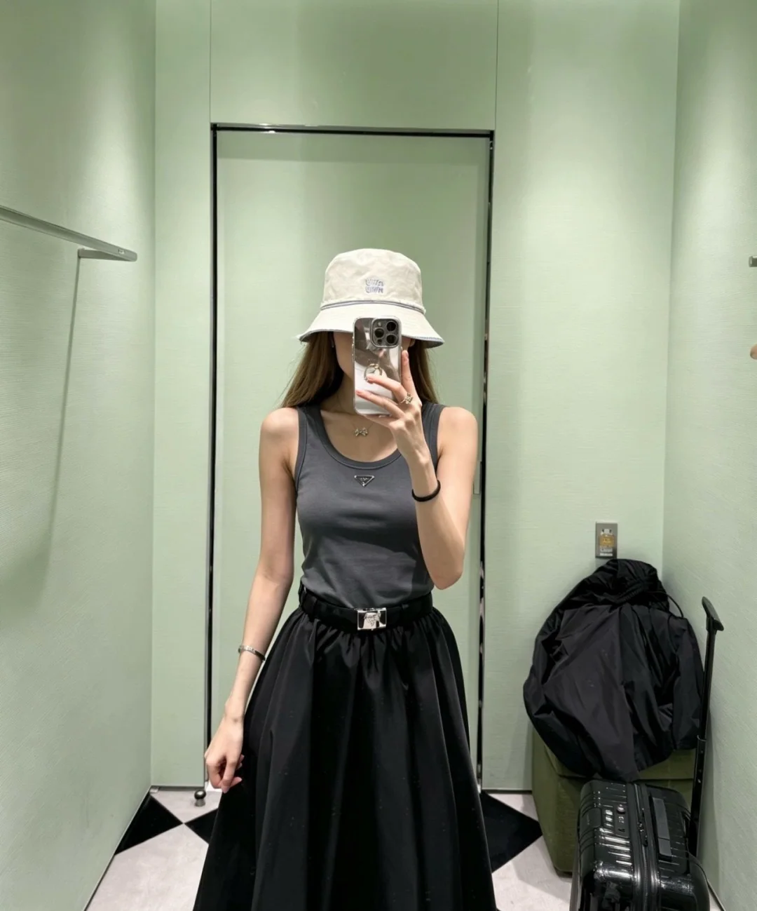 프라다 그레이 트라이앵글 로고 반팔 티셔츠 상세 이미지 3
