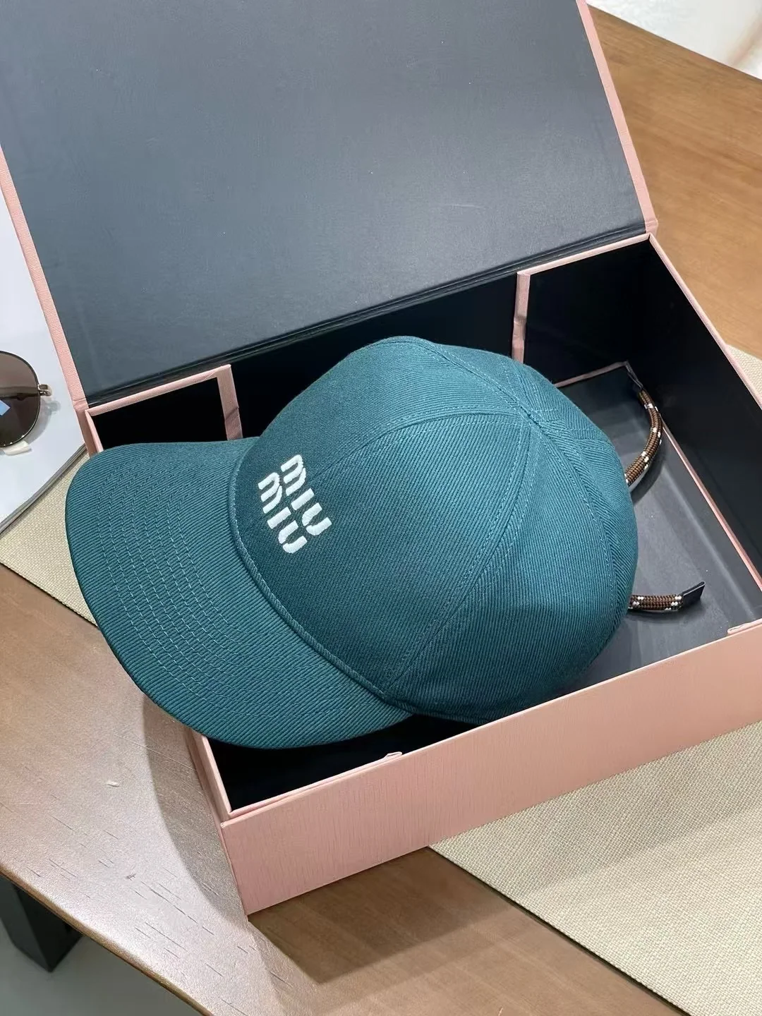 미우미우 드로스트링 베이스볼 모자 상세 이미지 2