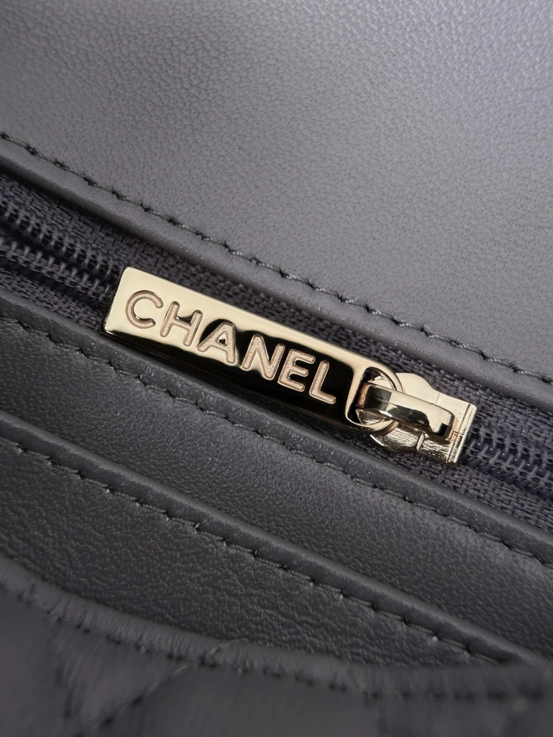 샤넬 딥그레이 연금장 가방 상세 이미지 7
