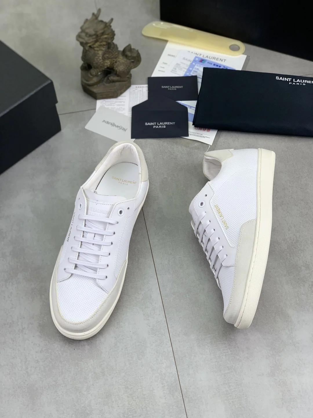 생로랑 이탈리아산 구멍 소가죽 캐주얼 신발 상세 이미지 3