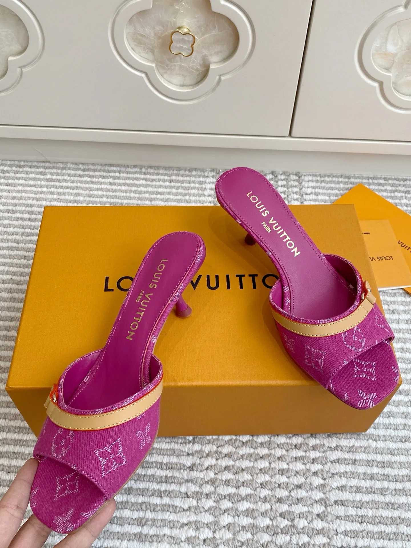 루이비통 LV 키티 힐 뮬 상세 이미지 2
