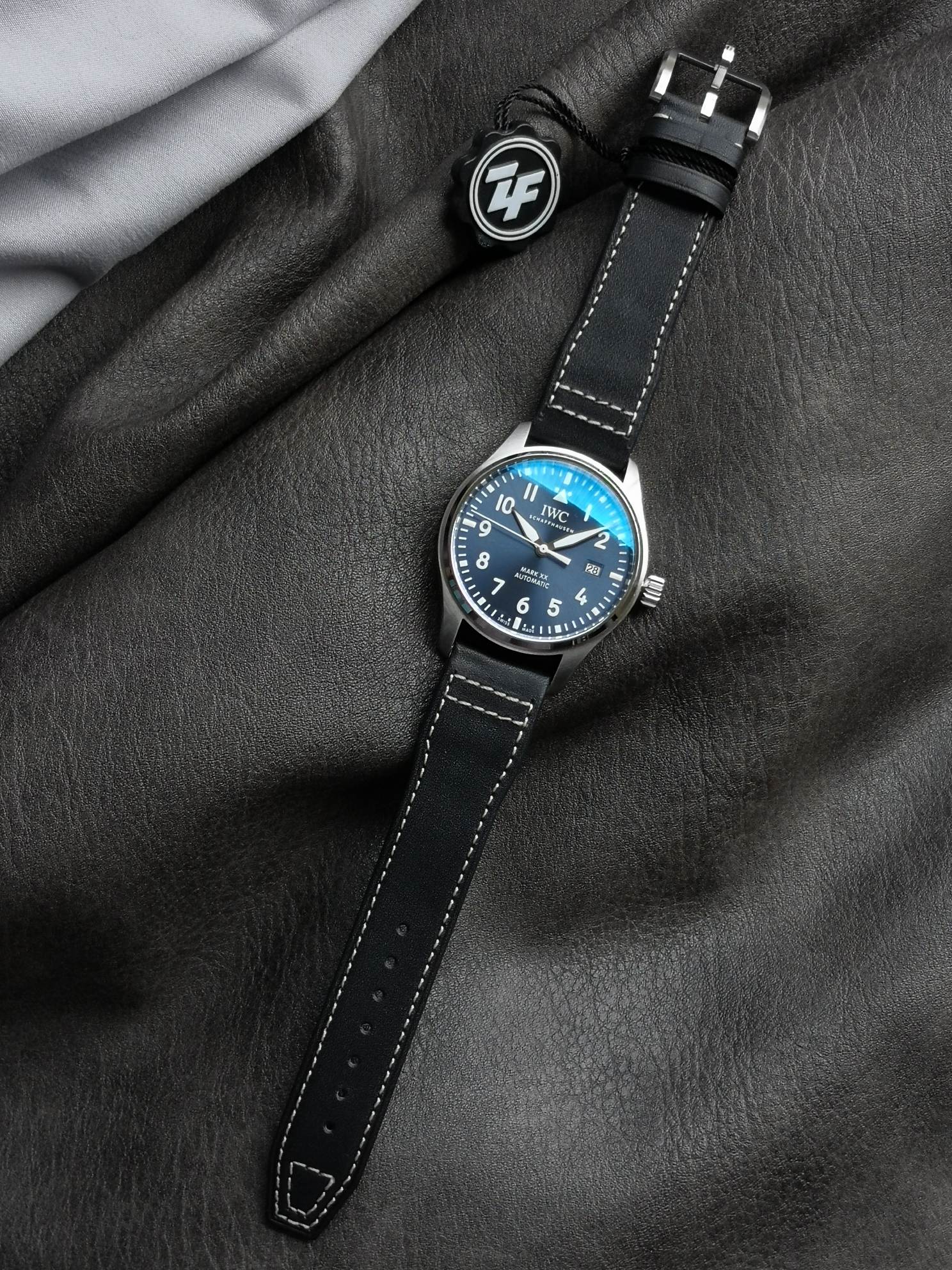 IWC 파일럿 워치 블루 다이얼 가죽 스트랩 자동 시계 IW328203 상세 이미지 5