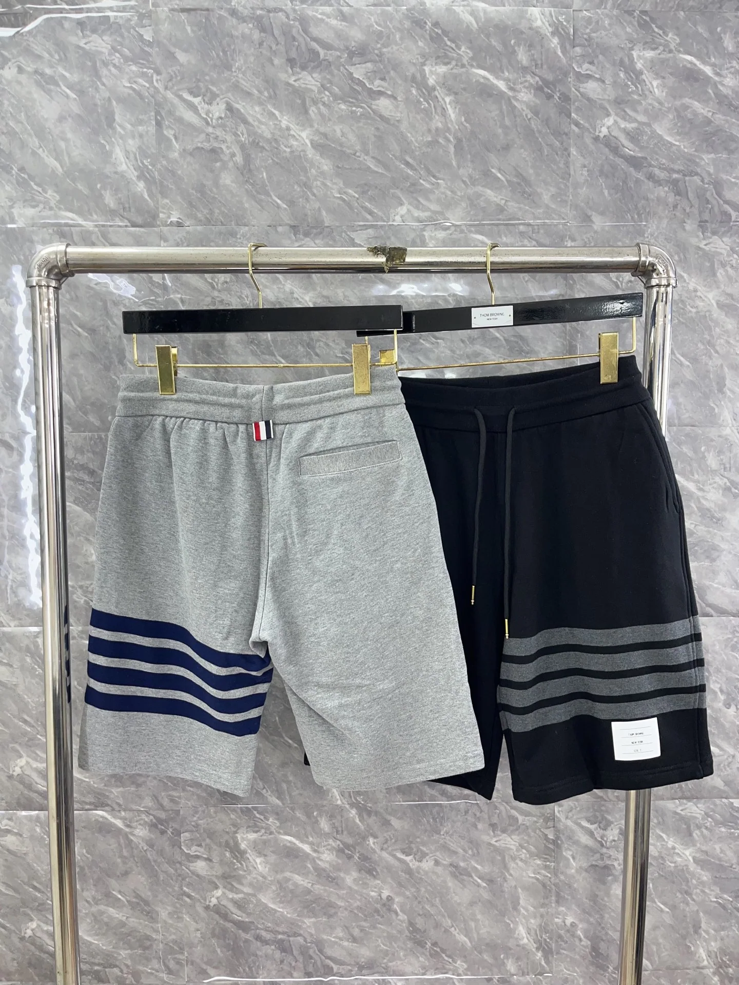 톰브라운 25 ss 컬러웨이 사선 스트라이프 반바지 40398 Thom Browne Shorts 상세 이미지 3