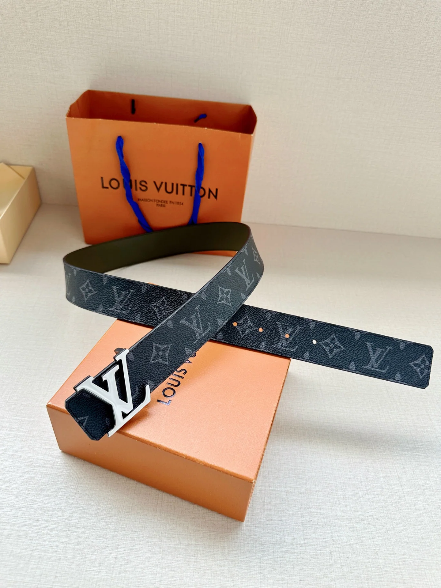 루이비통 LV 4.0 와이드 스틸 버클 리버서블 가죽 벨트 상세 이미지 4