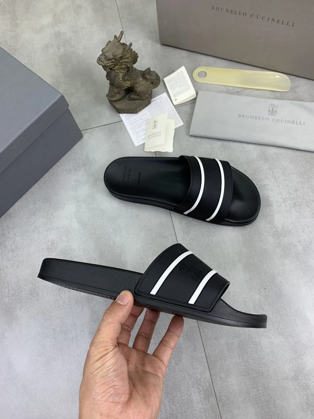 브루넬로쿠치넬리 워시드 스웨이드 남성용 샌들 상세 이미지 6