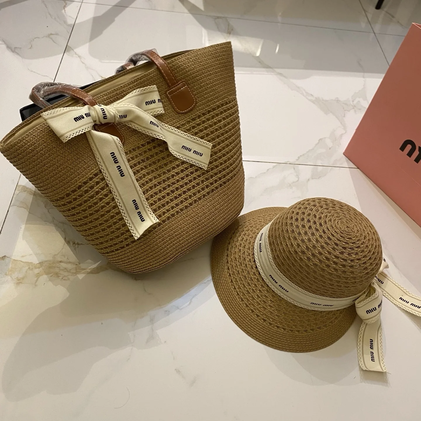 미우미우 펀칭 무늬 모자 상세 이미지 2