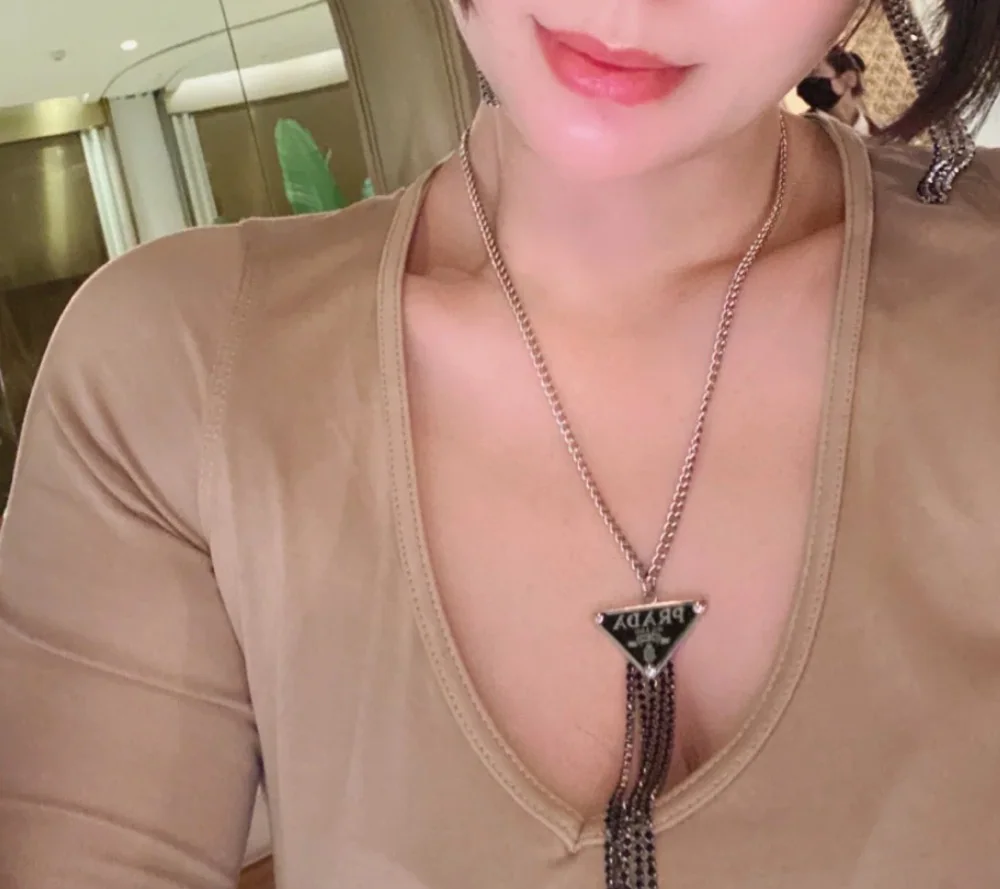 프라다 삼각형 태슬 목걸이 상세 이미지 8