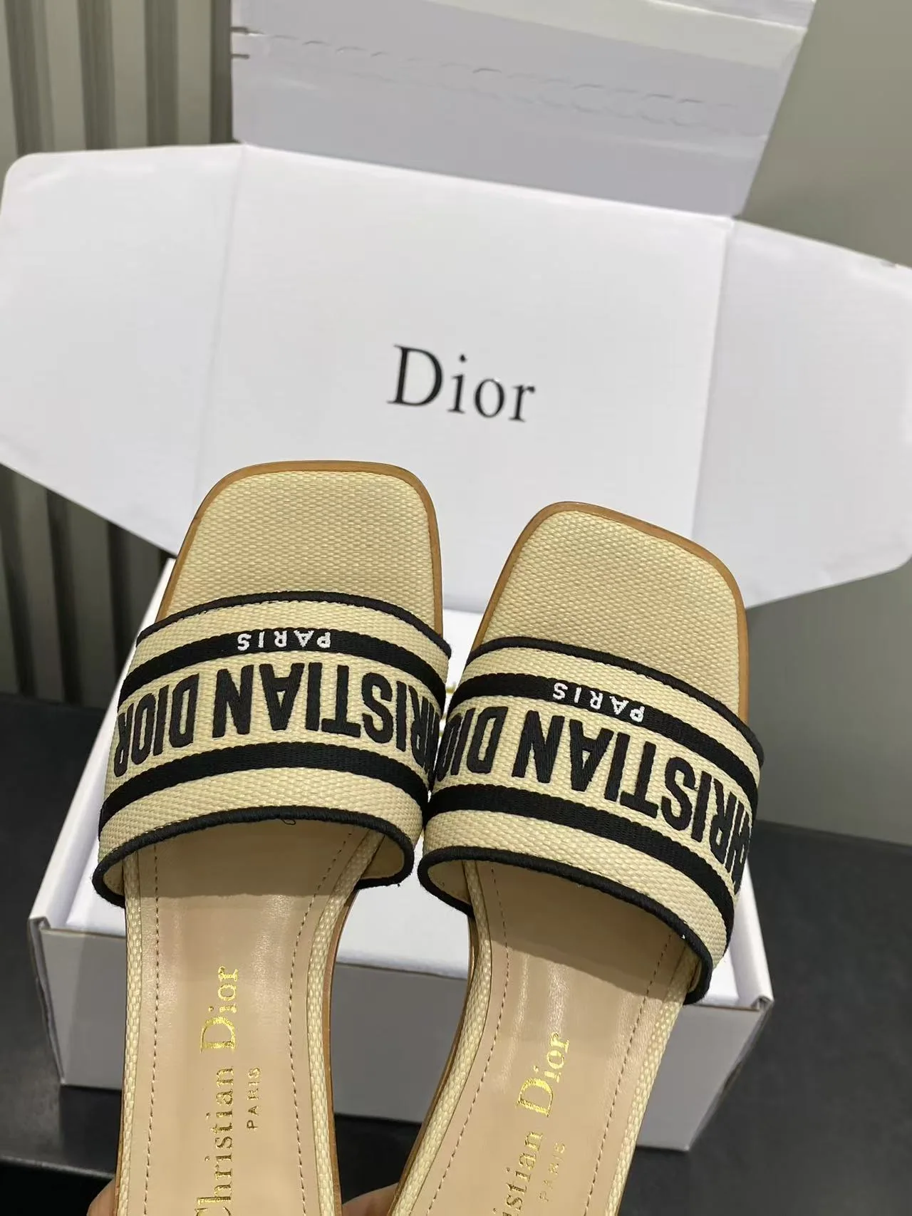 디올 스퀘어토 자수 청키 힐 샌들 상세 이미지 4