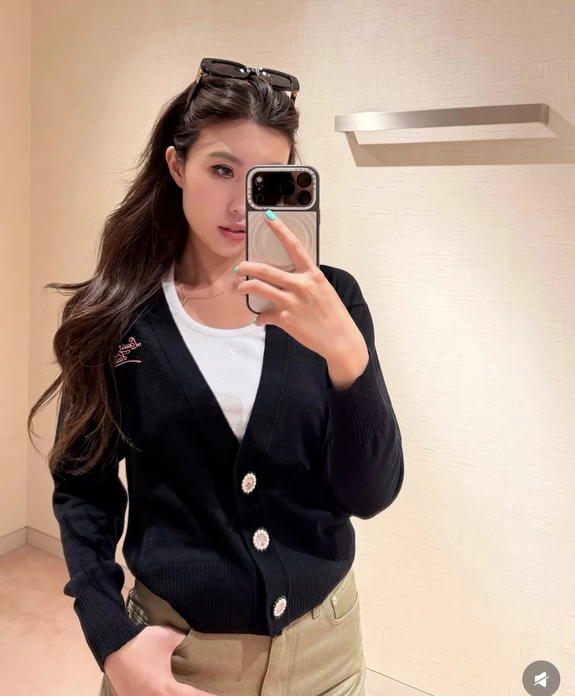 루이비통 분홍 자수 플라워 버튼 여성 가디건 상세 이미지 6