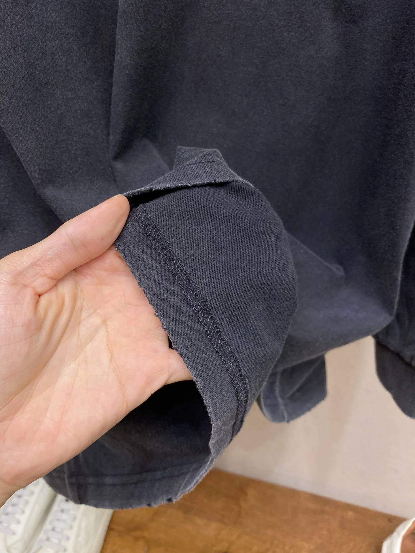 발렌시아가 마스킹테이프 프린트 남성 긴팔 티셔츠 26SS 상세 이미지 6