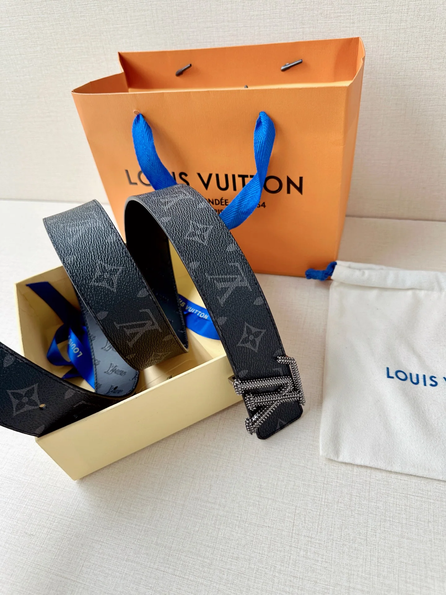 루이비통 LV 이니셜 스터드 리버서블 가죽 벨트 상세 이미지 5