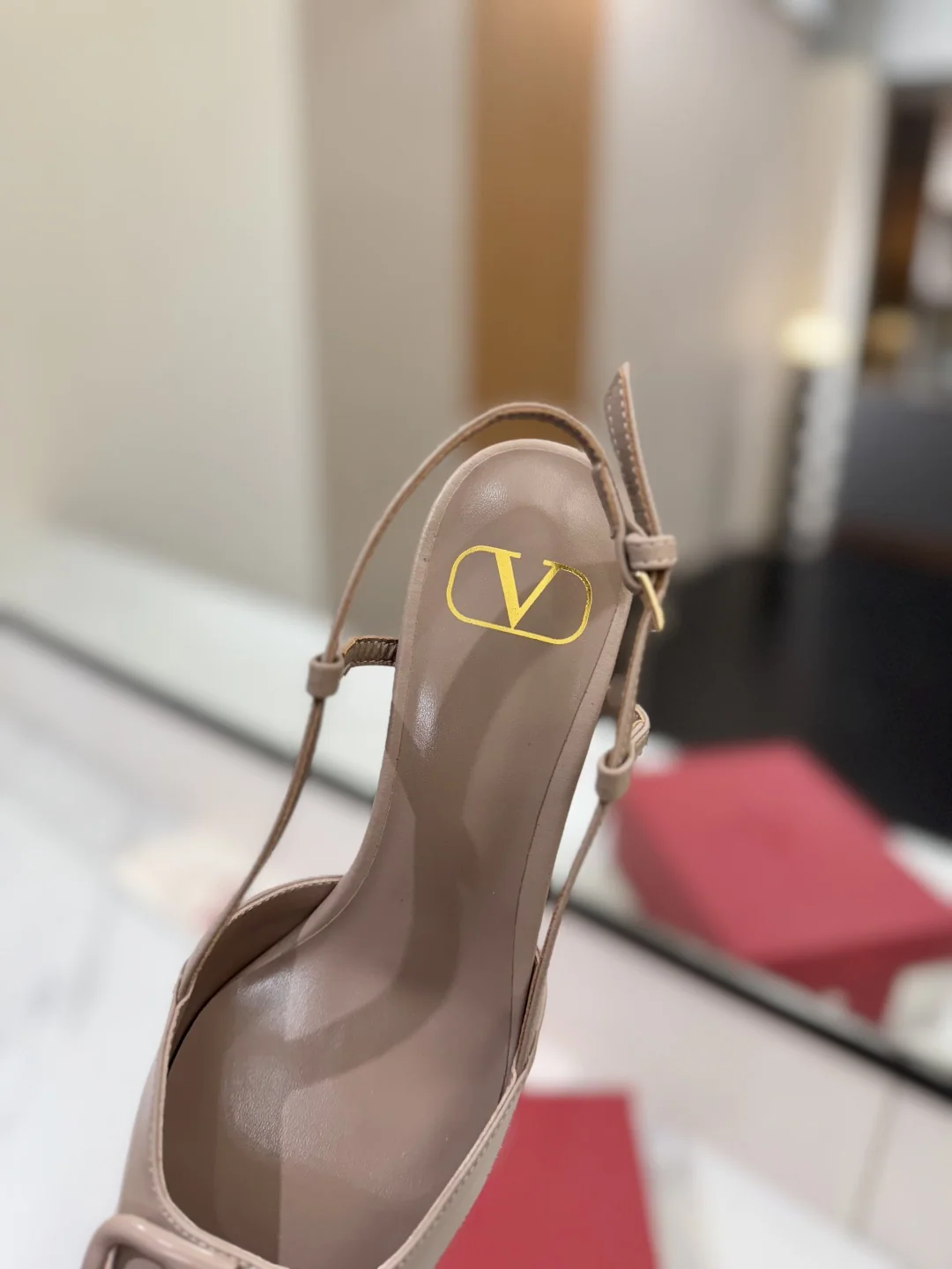 발렌티노 뾰족 앞코 V 버클 샌들 상세 이미지 8