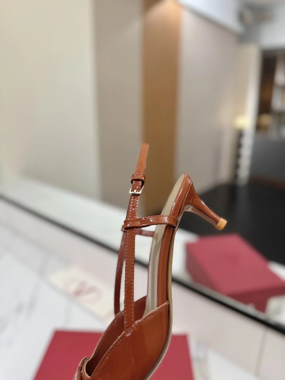발렌티노 뾰족 앞코 V 버클 샌들 상세 이미지 7