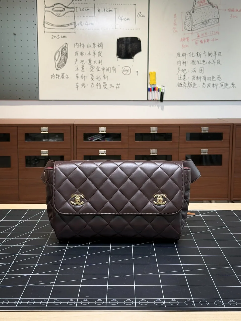 샤넬 다크브라운 허리 가방 143474