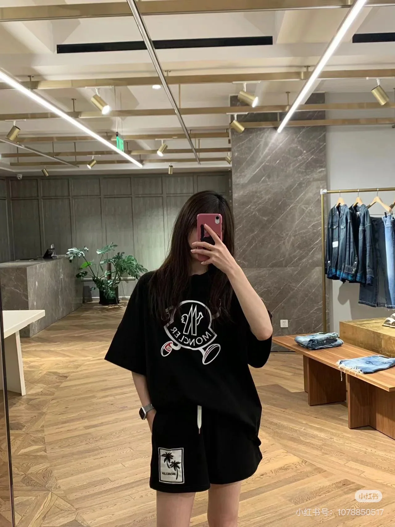 몽클레어 인형 무늬 암밴드 여성 반팔 셔츠 상세 이미지 3