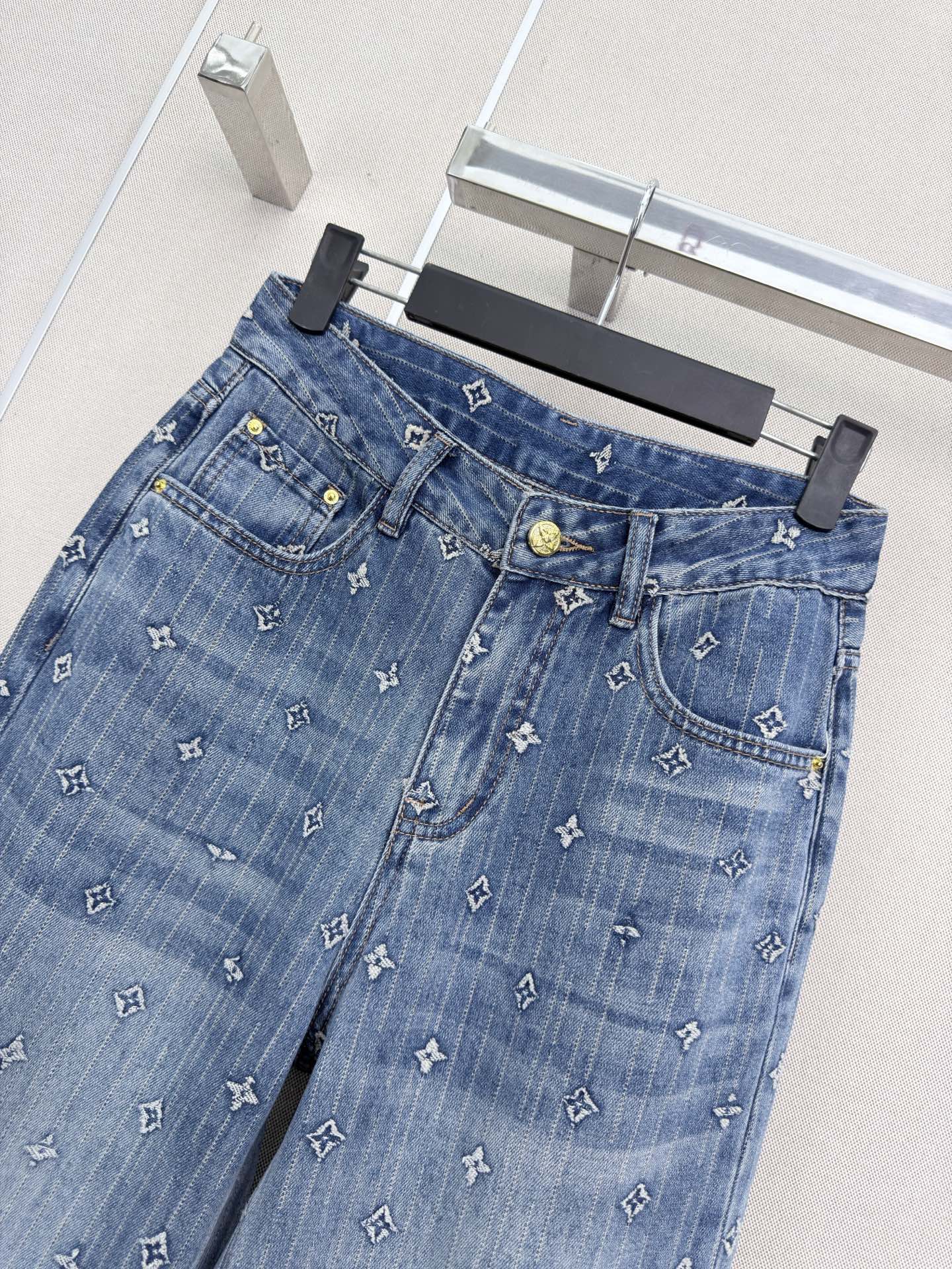 루이비통 LOU* 로고 자카드 스트레이트 레그 진 바지 상세 이미지 4