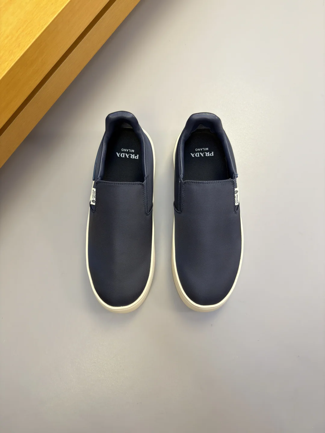 프라다 캔버스 자수 슬립온 스니커즈 상세 이미지 2