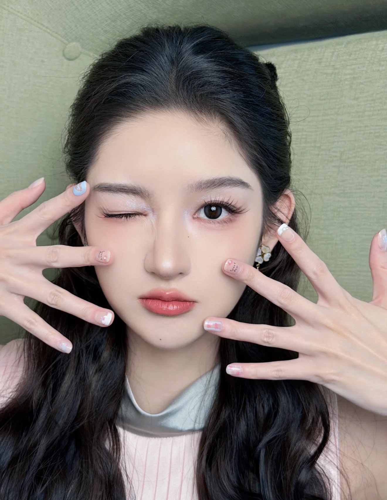 디올 화이트클로버 비대칭 진주 귀걸이 상세 이미지 8