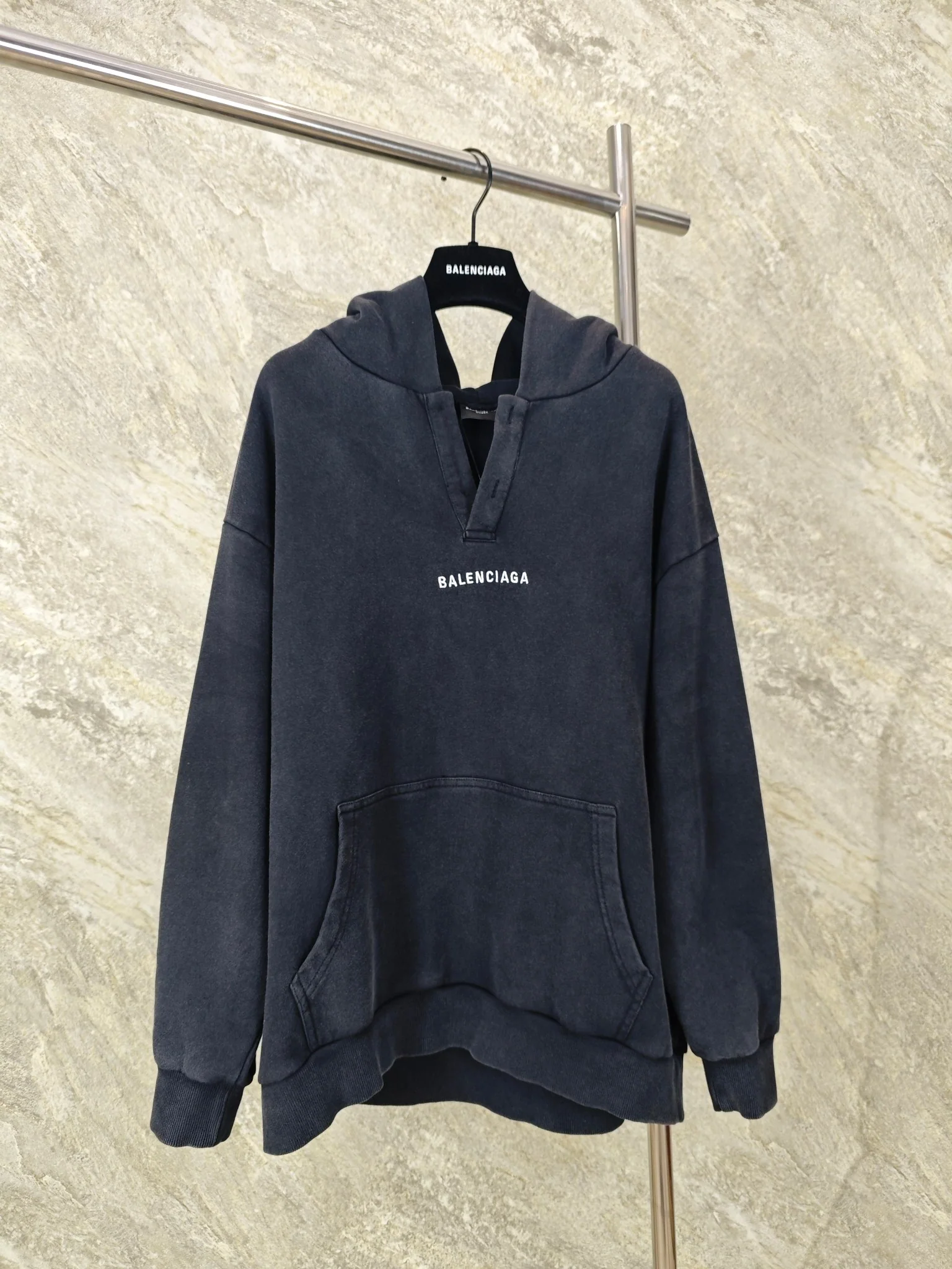 발렌시아가 버튼다운 자수 후드 남성 스웨트 재킷 25FW