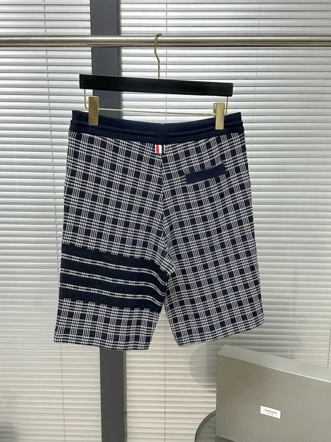 톰브라운 천둥격자 자카드 남성 반바지 상세 이미지 2