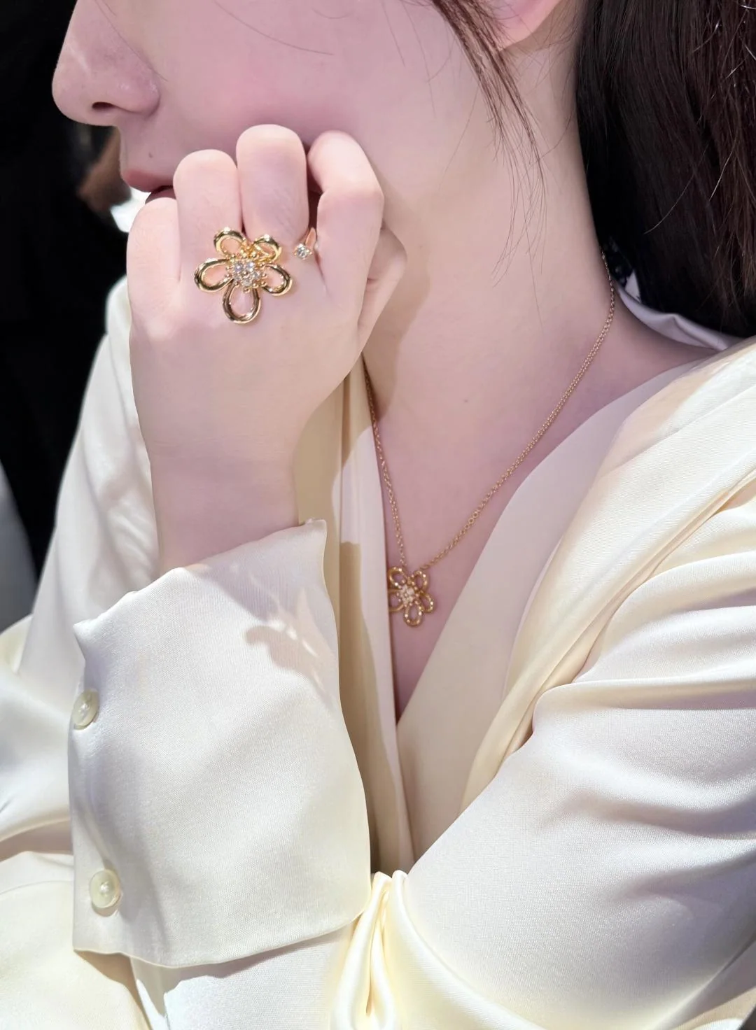 미우미우 꽃 모양 다이아몬드 장식 목걸이 상세 이미지 2